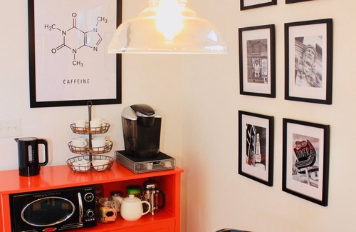 Federal Hill Apartamento | Mid Century Modern Charm in Historic West End