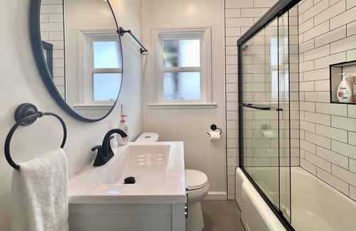 Ashland Casa | Mid-century Modern Chic Home Close to HWY & Downtown - Pet Friendly