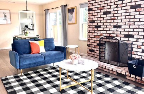 Ashland Casa | Mid-century Modern Chic Home Close to HWY & Downtown - Pet Friendly