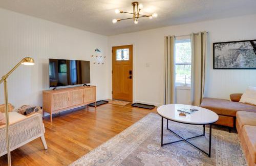 Fayetteville Casa | Mid-Century Modern Fayetteville Home Close to Town