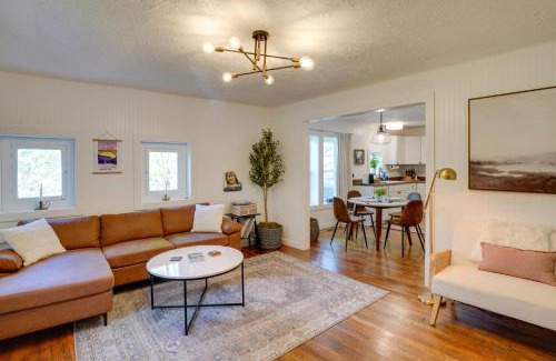 Fayetteville Casa | Mid-Century Modern Fayetteville Home Close to Town