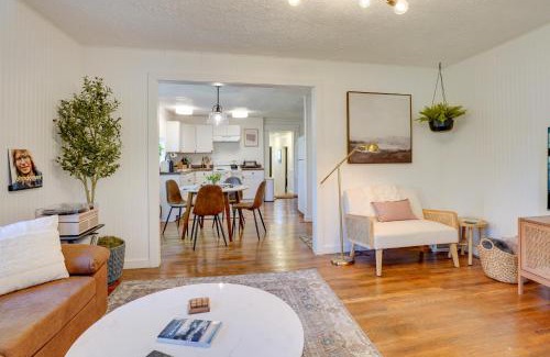 Fayetteville Casa | Mid-Century Modern Fayetteville Home Close to Town
