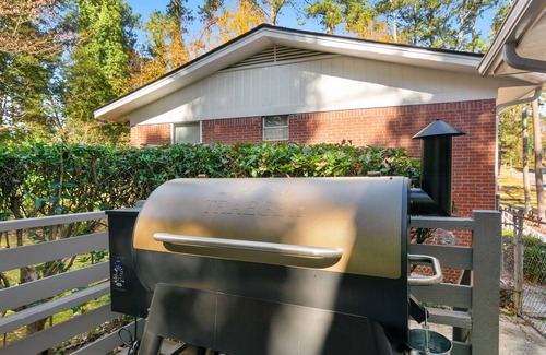 Collier Heights Casa | Mid-century modern home with a private yard, washer/dryer, and central AC