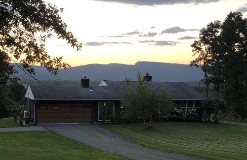 New Paltz Casa | Mid Century Modern Panoramic Mountain View House