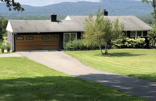 New Paltz Casa | Mid Century Modern Panoramic Mountain View House