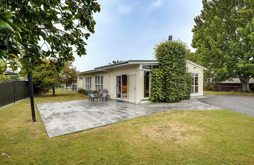 Hastings Casa | Mid Century Oasis - Hastings Holiday Home