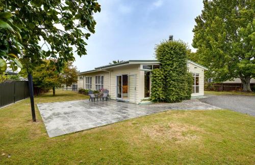 Hastings Casa | Mid Century Oasis - Hastings Holiday Home