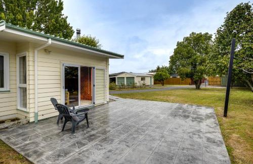 Hastings Casa | Mid Century Oasis - Hastings Holiday Home