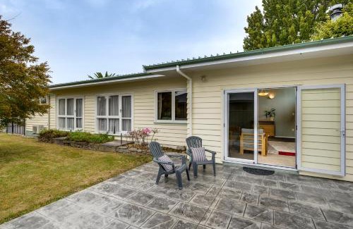 Hastings Casa | Mid Century Oasis - Hastings Holiday Home