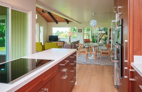 Princeville Casa | Vistas espectaculares del océano y del campo de golf espectaculares recién remodeladas de mediados de siglo