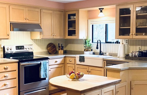 Marmot Cabina | Mid century riverfront cabin. Hot tub, Pet friendly, Riverview