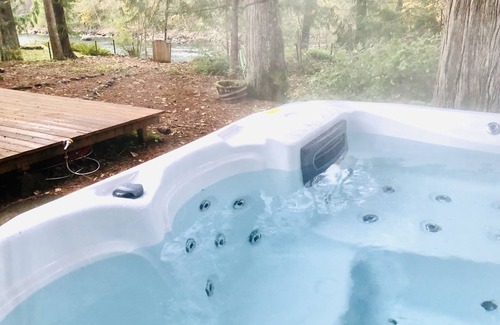 Marmot Cabina | Mid century riverfront cabin. Hot tub, Pet friendly, Riverview