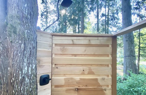 Marmot Cabina | Mid century riverfront cabin. Hot tub, Pet friendly, Riverview