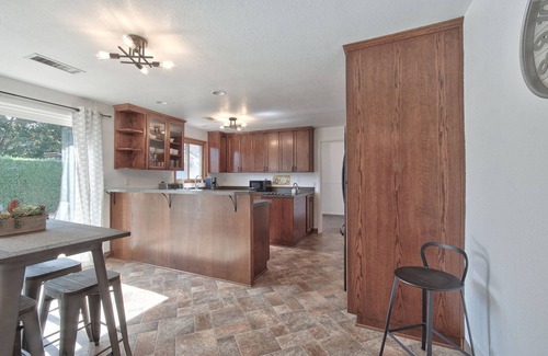 McMinnville Casa | Mid Century | Stroll to Mac Market