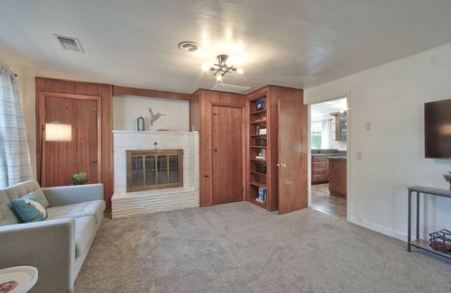 McMinnville Casa | Mid Century | Stroll to Mac Market
