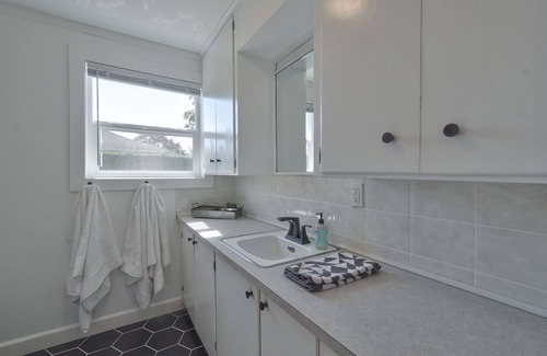 McMinnville Casa | Mid Century | Stroll to Mac Market