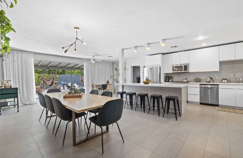 Encanto Casa | Mid-Century Stunner / Large Yard and Patio for Indoor/Outdoor Living