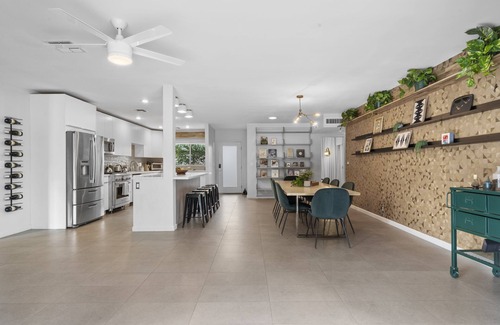 Encanto Casa | Mid-Century Stunner / Large Yard and Patio for Indoor/Outdoor Living