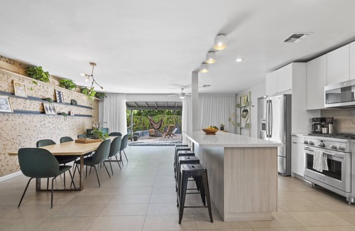 Encanto Casa | Mid-Century Stunner / Large Yard and Patio for Indoor/Outdoor Living