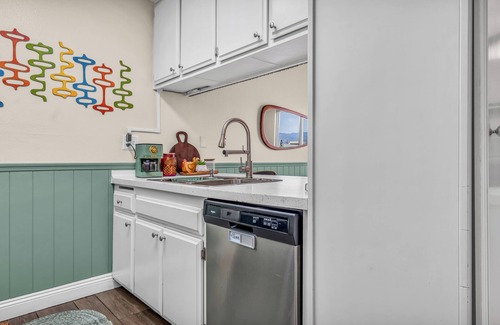 Indio Condominio | mid-century style Getaway in Gated Golf Resort-Near Coachella and Polo Ground