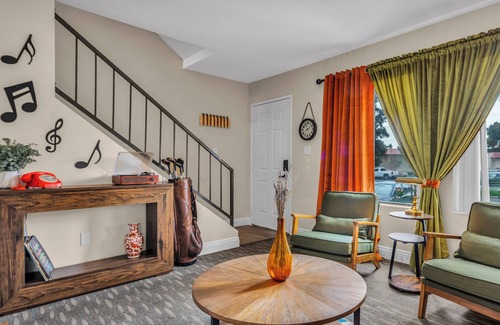 Indio Condominio | mid-century style Getaway in Gated Golf Resort-Near Coachella and Polo Ground