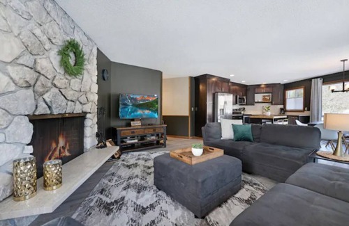 Welches Condominio | Mid-Century Escape | Mt Hood Resort | Views + Pets