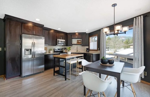 Welches Condominio | Mid-Century Escape | Mt Hood Resort | Views + Pets