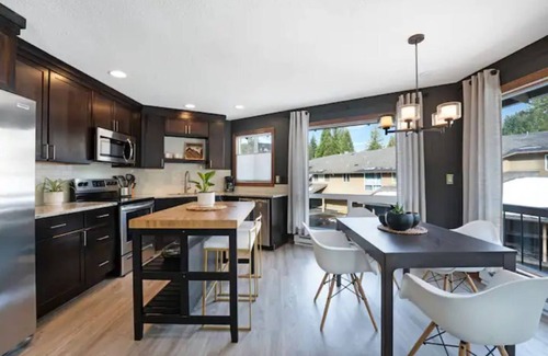Welches Condominio | Mid-Century Escape | Mt Hood Resort | Views + Pets