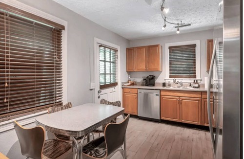 Berry Hill Casa | Mid Century Vibe / 2.5 Miles to Downtown