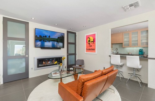 Araby Condominio | Mid-Century View Condo in Historic Rimcrest