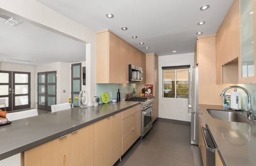 Araby Condominio | Mid-Century View Condo in Historic Rimcrest