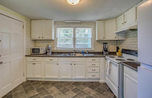 Wilmington Casa | Mid-Century Wilmington Cottage 3 Mi to Riverwalk