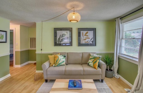 Wilmington Casa | Mid-Century Wilmington Cottage 3 Mi to Riverwalk