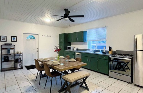 Estate Hermon Hill Casa | Mid-Island Comfort & Fun @ Hermons Hideaway