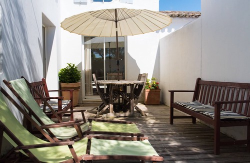 Le Bois-Plage-en-Re Cabaña | Mid Island Cottage with large sunny garden