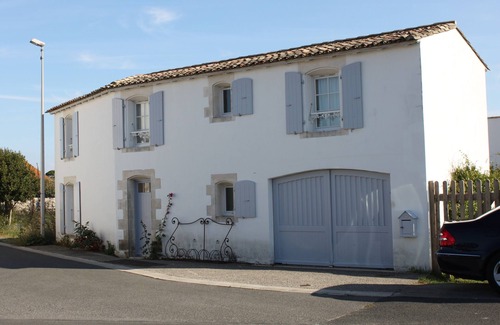 Le Bois-Plage-en-Re Cabaña | Mid Island Cottage with large sunny garden