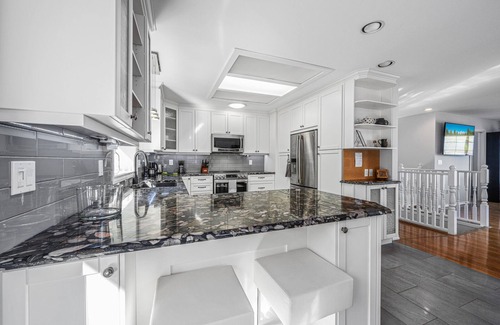 Courtenay Casa | Mid Island Ocean View Paradise B&B
