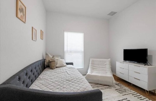 Del Valle Casa | Mid-Mod Oasis near Tesla & COTA