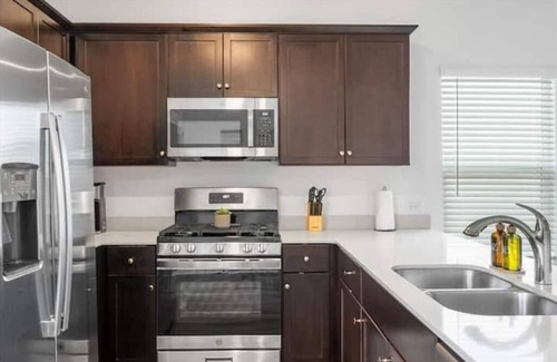 Del Valle Casa | Mid-Mod Oasis near Tesla & COTA
