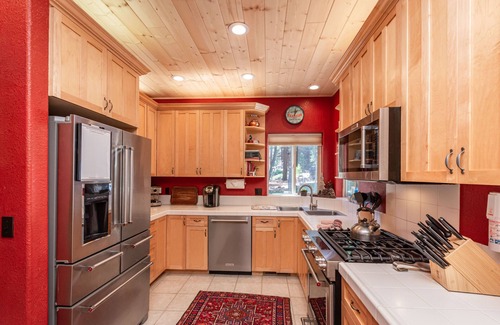 Carnelian Bay Casa | Lake View Home! Pasos a la playa y Gar Woods! Perro amigable! Tarifas semanales!