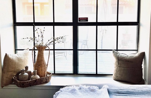 Raskin Estates Condominio | Midcentury 2 BR condo minutes from WM BJ and Super Bowl