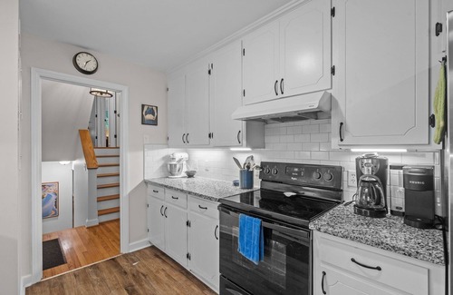 North Garrett Road Casa | Midcentury Home w/King suites near Duke/Downtown
