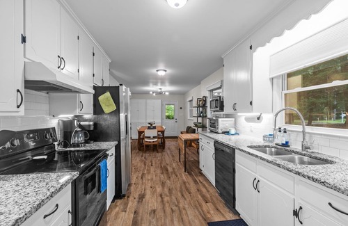 North Garrett Road Casa | Midcentury Home w/King suites near Duke/Downtown