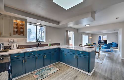 Sacramento Casa | Midcentury McMansion on 1 acre lot with Palm trees view