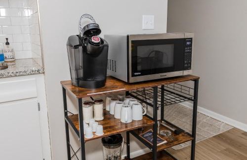 Kettering Apartamento | Midcentury Modern 2br Comfort Near The Greene!