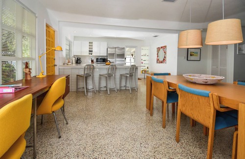 Arlington Park Casa | Midcentury Modern 3 BR - Piscina en Sarasota, cerca de las playas.