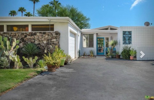 Canyon Corridor Condominio | Midcentury Modern with Mountain Views