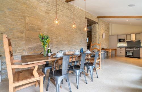 Dyrham Casa | Middle Barn