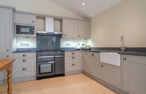 Dyrham Casa | Middle Barn