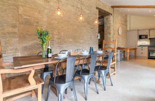 Dyrham Cabaña | Middle Barn - sleeps 6 guests in 3 bedrooms